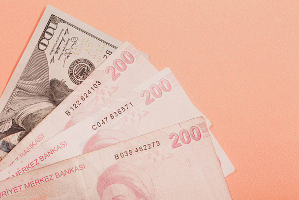 Billetes de lira turca y dólares estadounidenses - Foto, Imagen