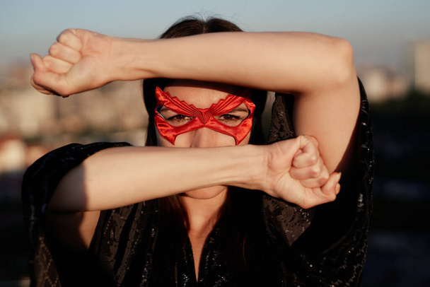 Concepto de poder: supermujer en máscara cierra la cara con las manos - Foto, imagen