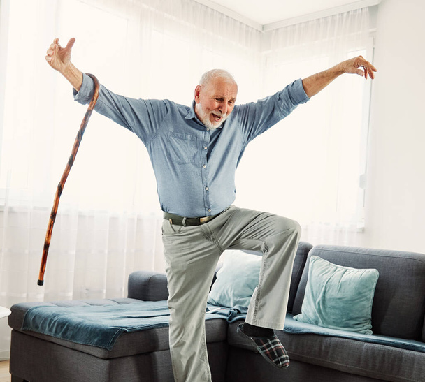 anziano danza danza vitalità attivo sano uomo camminare canna bastone divertimento pensionamento anziano felice allegro solo attivo capelli grigi - Foto, immagini