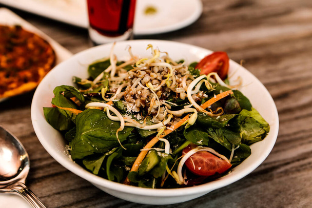 Taze salata tabağı ile karışık yeşillik - Fotoğraf, Görsel
