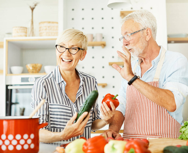 rakkaus keittiö vanhempi nainen mies pari kotiin eläkkeelle onnellinen ruoka hymyilevä aviomies vaimo yhdessä henkilö - Valokuva, kuva