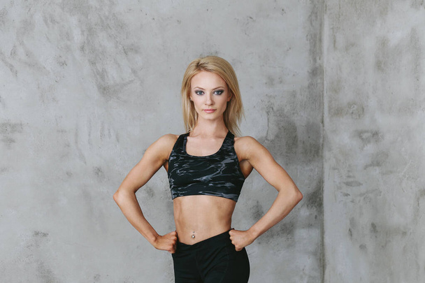 Fitnessstudio, Sport. Frau mit muskulösem Körper - Foto, Bild