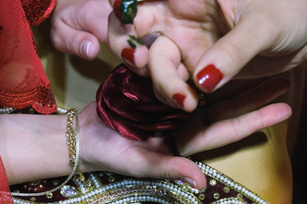 putting the hands henna of the bride at henna night  - Fotografie, Obrázek