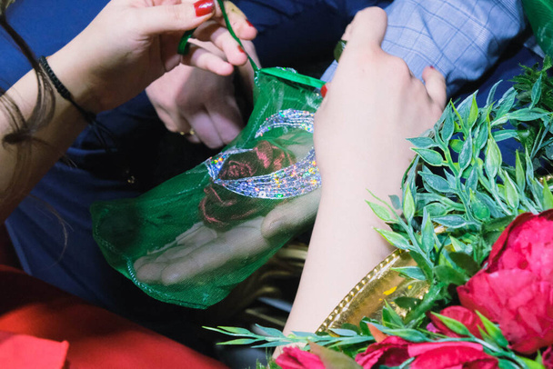 mettere le mani hennè della sposa durante la notte hennè  - Foto, immagini