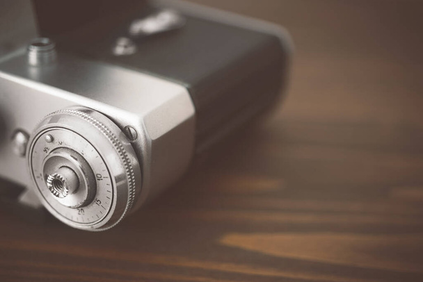 Câmera fotográfica de filme vintage em uma mesa de madeira, vista de close-up, detalhes da câmera retro. - Foto, Imagem