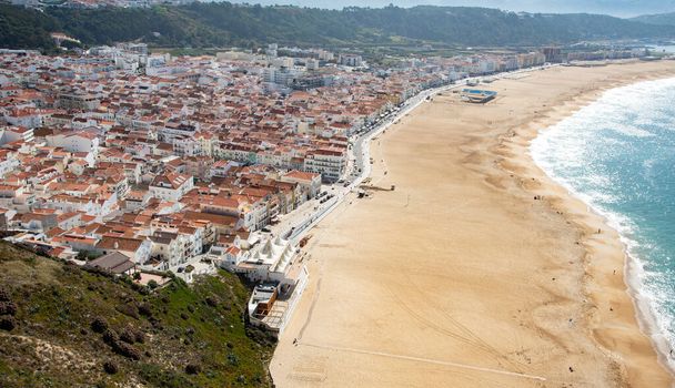 Atlantik Okyanusu 'ndaki Nazi kasabasının deniz kıyısındaki gümüş plajları. Portekiz - Fotoğraf, Görsel