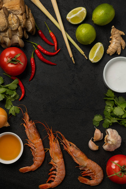 Frame of tom yum soup ingredients with space for text in the center - Foto, Imagem