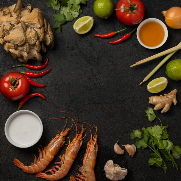 Frame of tom yum soup ingredients with space for text in the center - Foto, Bild