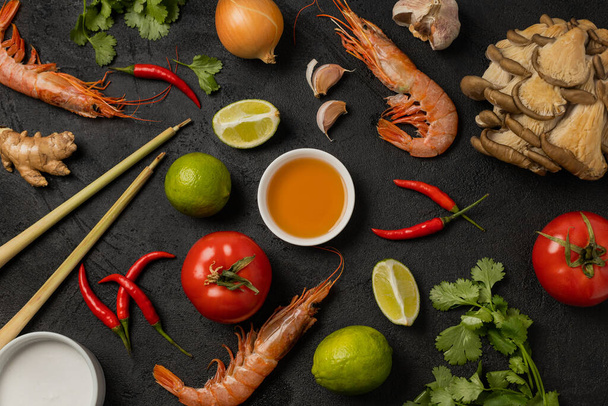 Pattern of ingredients for tom yum soup on a black background - Foto, Bild