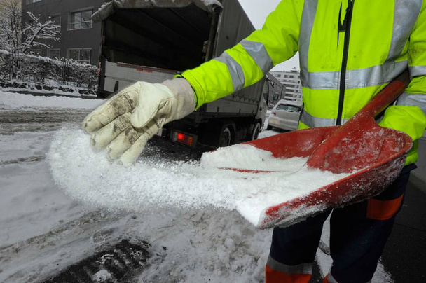 οδικό αλάτι για το ψήσιμο μονοπατιών και δρόμων το χειμώνα - Φωτογραφία, εικόνα