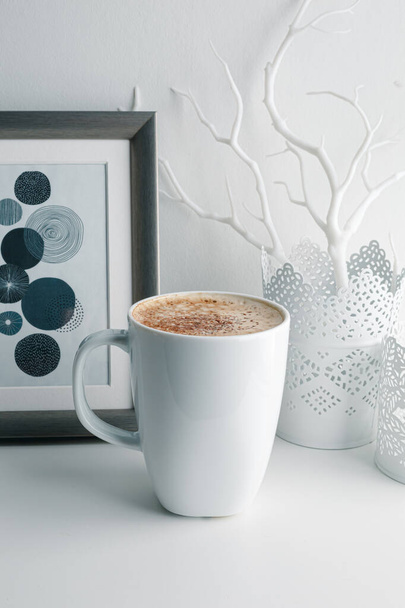 Gorąca kawa cappuccino w ceramicznych filiżanek izolowanych na białym tle, ścieżka wycinania zawarte. cappuccino z przyprawami i cynamonem. Przytulny poranek. Hygge. - Zdjęcie, obraz