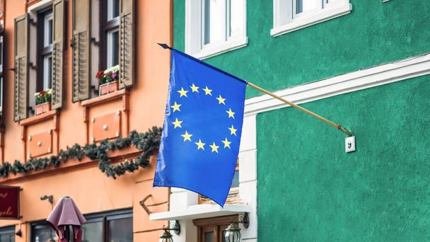 Bandera europea en una fachada de un edificio en Rumanía - Foto, Imagen