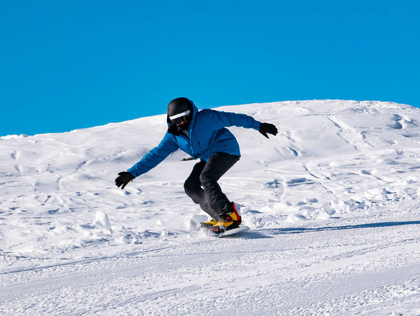 Snowboarder on a ski slope - Foto, afbeelding