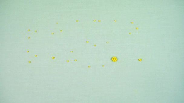 4k En un fondo de tela verde claro, aparecen pequeñas bolas amarillas y se convierten en flores de primavera que forman las palabras: "Hola primavera". Detener la animación en movimiento. Primavera. - Imágenes, Vídeo