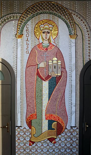 Sainte Olga de Kiev mosaïque sur la façade de la cathédrale de la Résurrection du Christ à Kiev Ukraine. - Photo, image