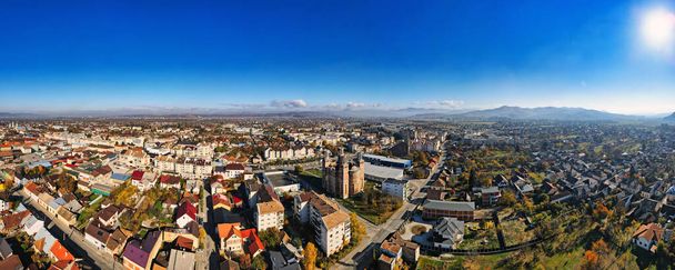 Vue panoramique du drone aérien de Sighetu Marmatiei, Roumanie. Centre-ville, bâtiments résidentiels, arbres jaunissants - Photo, image