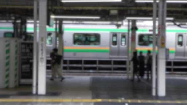 Homályos elterelte egy japán ember figyelmét a vasúti peronról, aki vonattal utazott Tokióban, Japánban, Ázsiában. Metró metróállomás. Ázsiai ingázók gyors szállítással. - Felvétel, videó