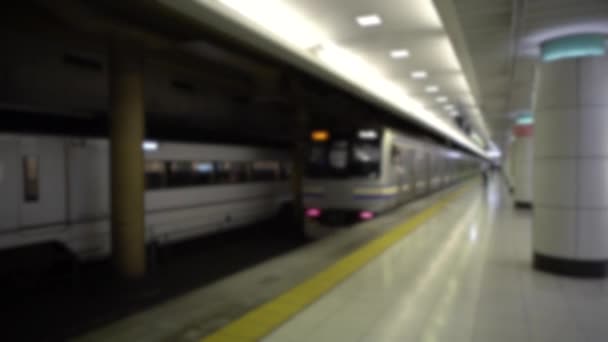 Unscharfe Defokussierung eines Japaners auf Bahnsteig Eisenbahn, Reisen im Zug in Tokio, Japan, Asien. U-Bahn-Station. Asiatische Pendler mit schnellen Verkehrsmitteln. - Filmmaterial, Video