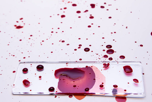 verre avec fond blanc éclaboussé de sang - Photo, image