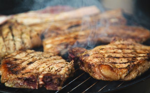steaks op de barbecue - Foto, afbeelding
