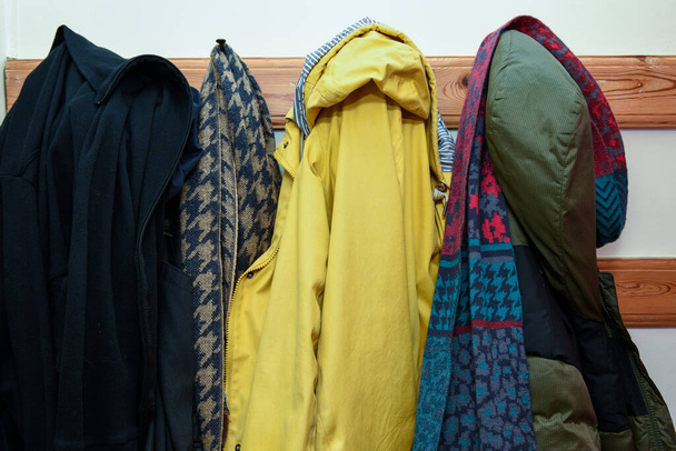 Mäntel und kalte Kleidung hintereinander in einem Einfamilienhaus - Foto, Bild