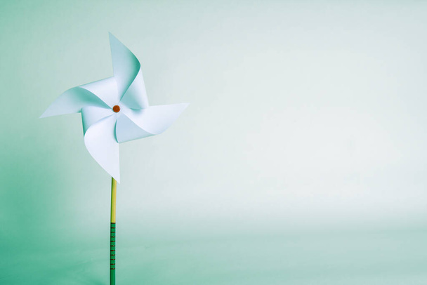 Концепция устойчивого производства энергии бумажной ветряной мельницы или турбины для производства электроэнергии - Фото, изображение