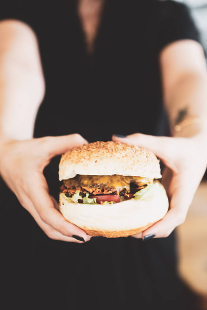 hausgemachter Hamburger mit frischem Gemüse - Foto, Bild