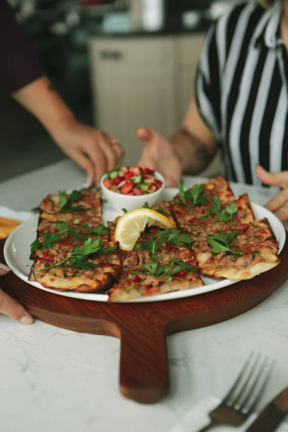 Plato tradicional turco al horno pide. Pizza pide turca, aperitivos del Medio Oriente. Cocina turca. Pide con relleno de carne - Foto, Imagen