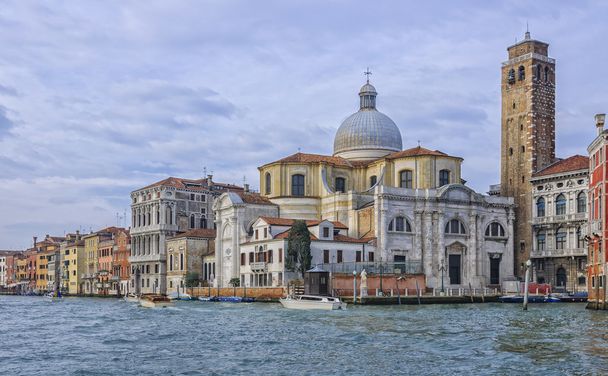 Готель Palazzo статевих губ і церкву Сан geremia у Венеції - Фото, зображення