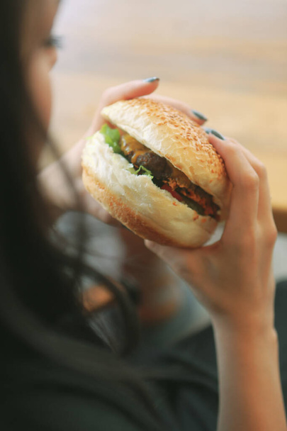 domácí hamburger s čerstvou zeleninou - Fotografie, Obrázek