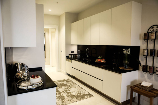 Modern en stijlvol ingericht keukenontwerp - Foto, afbeelding