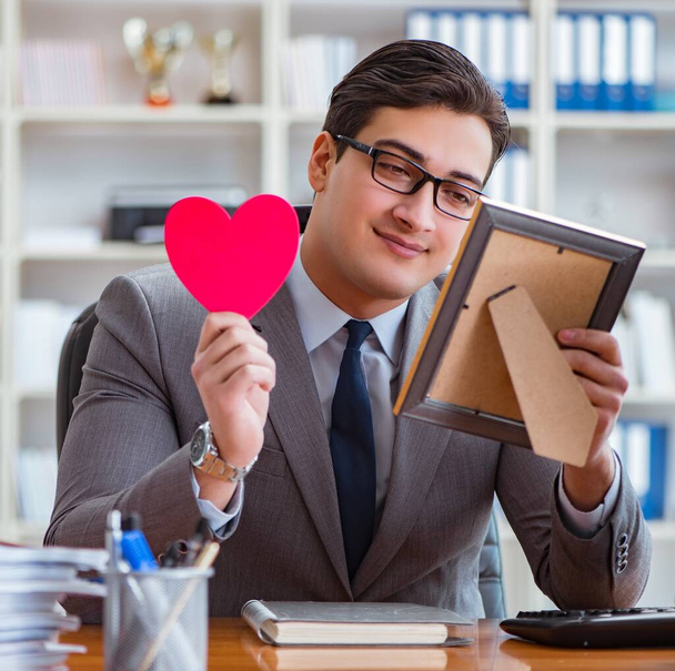Επιχειρηματίας που αισθάνεται αγάπη και αγάπη στο γραφείο - Φωτογραφία, εικόνα