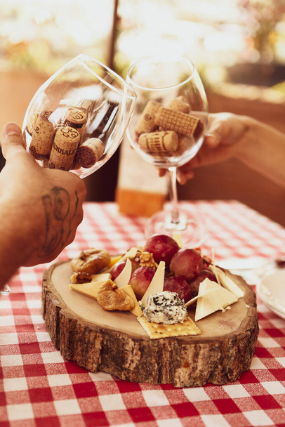 Τυρί πιάτο, γκουρμέ κρασί και τυρί charcuterie δίσκο - Φωτογραφία, εικόνα