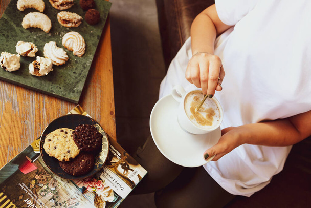 Glass of filter coffee with delicious cookies - 写真・画像