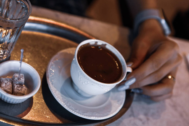 Taza de café turco en la mesa - Foto, imagen