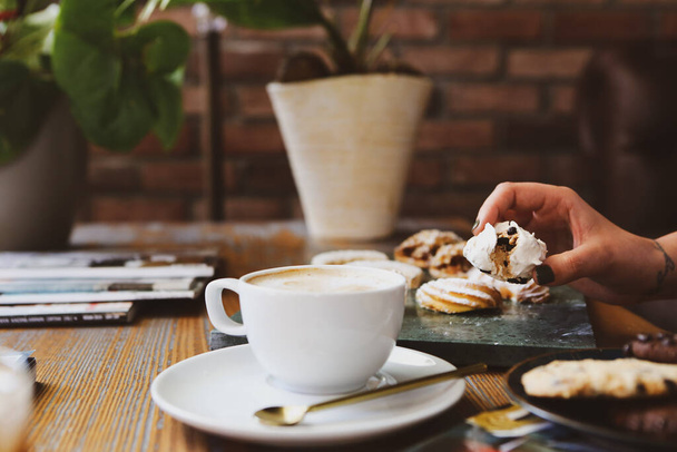Copa de café de filtro con deliciosas galletas - Foto, imagen