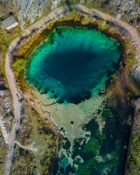 Landmark croatia: famous pond, blue hole Izvor Cetine, Dalmatia. - Fotoğraf, Görsel