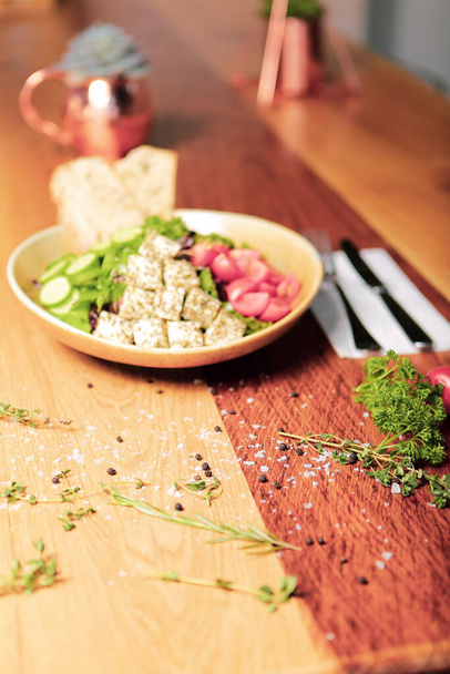Salada saudável com noz e queijo na tigela - Foto, Imagem
