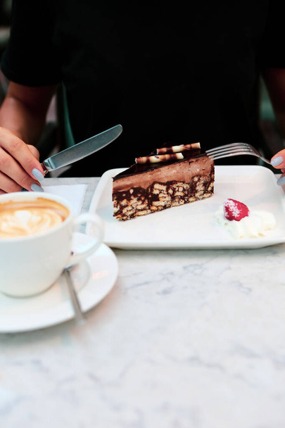 Una rebanada de delicioso pastel y una taza de café - Foto, imagen