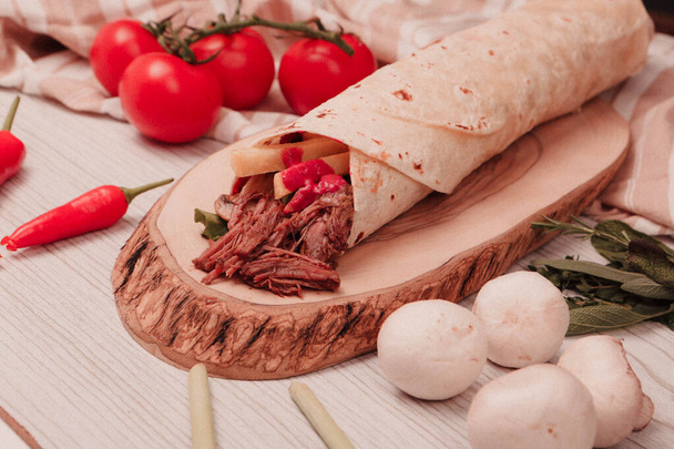 köstliches Fleisch Durum, türkischer Kebap, Sandwich-Wrap - Foto, Bild
