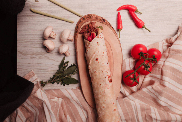 delicioso durum carne, kebap turco, envoltura sándwich - Foto, Imagen
