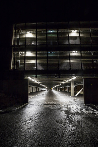 Stockholm, Svédország A parkoló éjjel a Vastberga külvárosában. - Fotó, kép