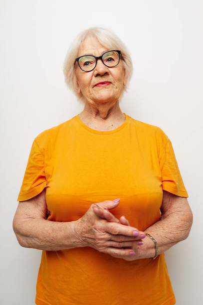 emocionální starší žena problémy s viděním s brýlemi světlo pozadí - Fotografie, Obrázek