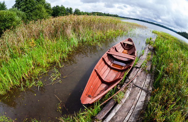 Vieux bateau en bois au bord du lac en journée d'été - Photo, image