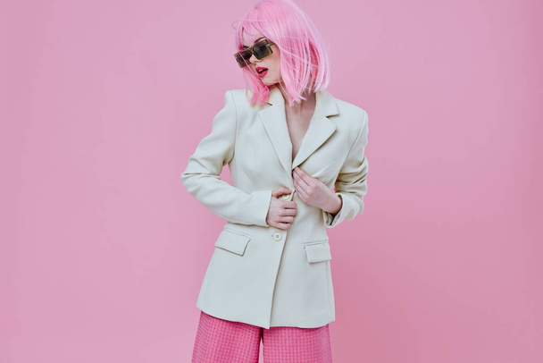 Pozytywne młoda kobieta nowoczesny styl różowe włosy okulary kolor tło niezmienione - Zdjęcie, obraz