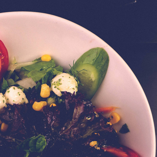 Свіжий салат тарілка зі змішаною зеленню
 - Фото, зображення