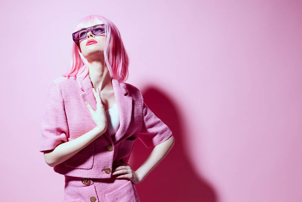 Портрет молодой женщины, жестикулирующей руками розовая куртка стиль жизни гламурный цвет фона без изменений - Фото, изображение