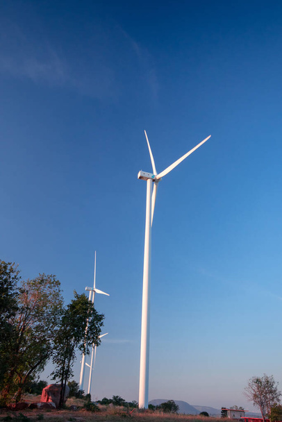 Una turbina eolica è una macchina che può ricevere e convertire l'energia cinetica dal movimento del vento in energia meccanica. e l'energia meccanica può essere utilizzata per pompare direttamente acqua o generare elettricità. - Foto, immagini
