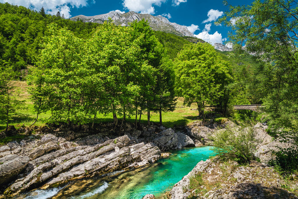 Majestic nature scenery and kayaking destination. Wonderful turquoise Soca river with rocky shoreline, Bovec, Slovenia, Europe - Foto, afbeelding