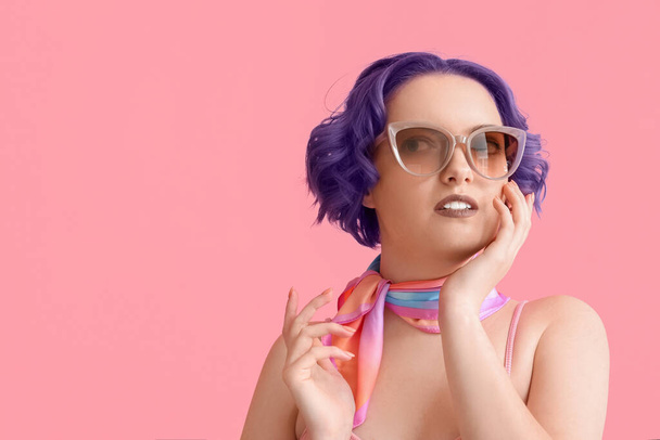 ピンクの背景に紫色の髪の美しい若い女性。Very Peri - 2022年の色 - 写真・画像